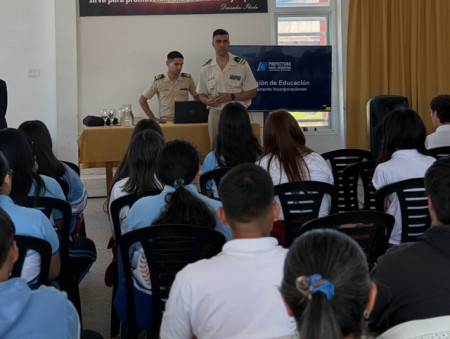 Charlas sobre la oferta profesional para estudiantes que tiene Prefectura Naval Argentina 